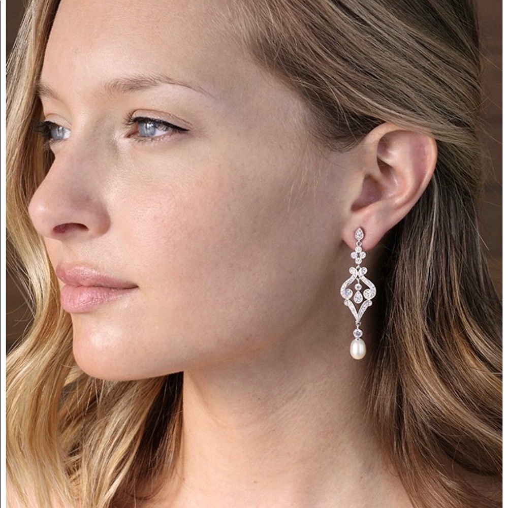 Bride / white pearl earrings